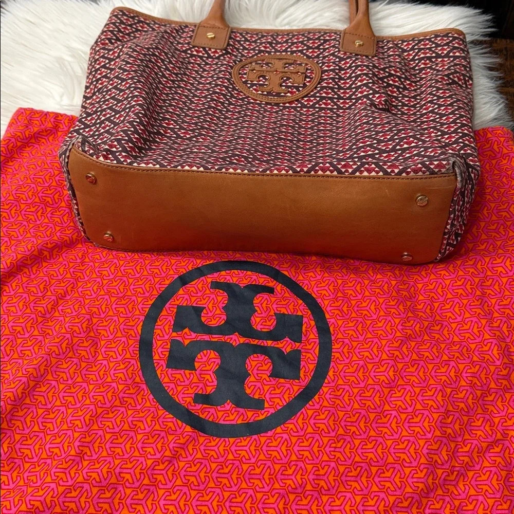 Rare TORY BURCH Jaden Tote Retails $498 - Picture 15 of 16